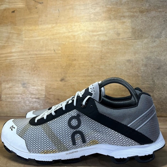 On CloudRush CUSHIONED Womens Size 10 Trail Running Shoes Sneakers Black White - Picture 4 of 13